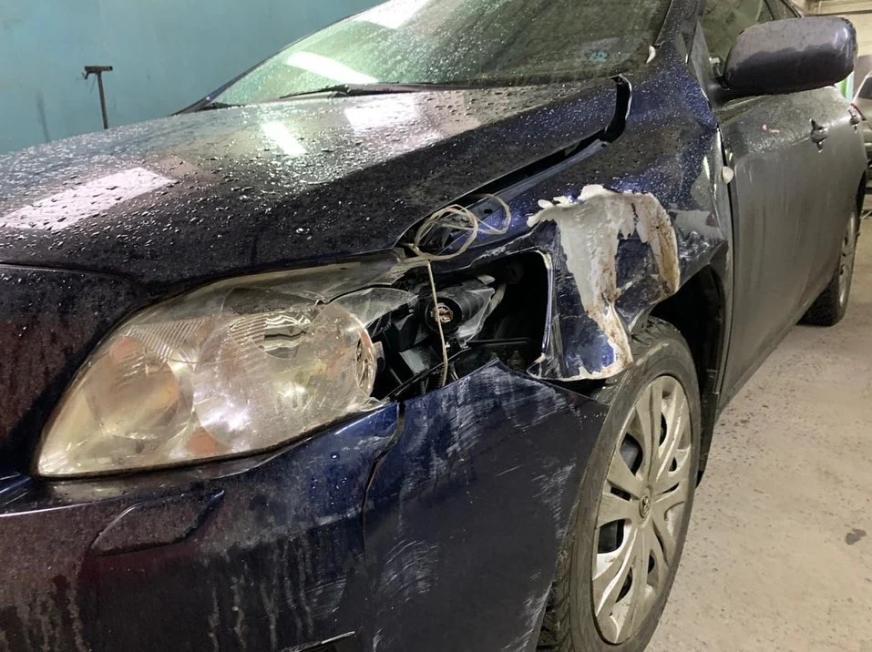 Toyota Corolla с поврежденной передней левой частью до ремонта